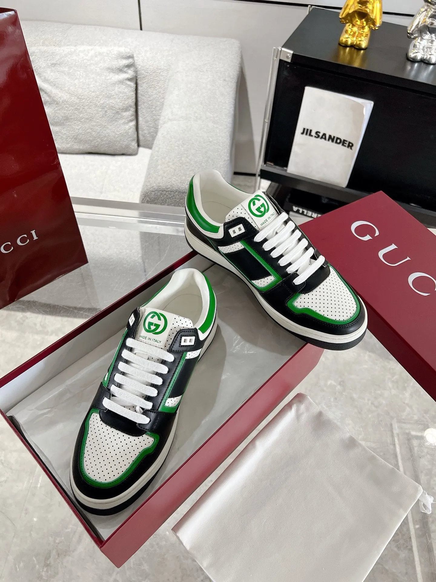 👟👟Ex-factory price 700👟👟 The latest casual sneakers for couples in white shoes❗️❗️ Original purchase, development and production. The sneakers are inspired by the classic sneakers of the 1970s, and the name is taken from the defensive movements in sports. This accessory is crafted from white leather, with an interlocking Double G stripe webbing embellished on the side, and the Gucci retro logo embellished on the shoe body. Original imported first-layer cowhide. Original custom-made soft sheepskin lining. Original open-molded TPU outsole. Bottom thickness: 2.5CM. Size: 35-44 (45 is custom-made and cannot be returned or exchanged)